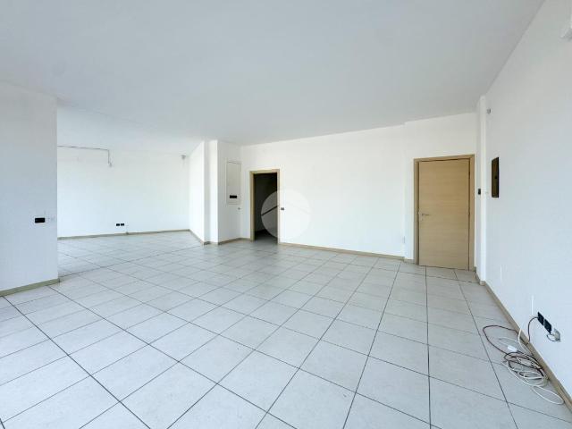 Locale Commerciale in affitto a Montichiari, Lombardia
