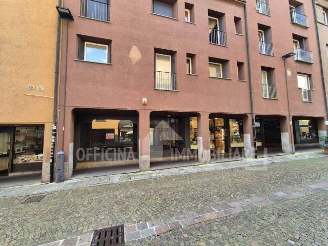 Locale Commerciale in affitto a Morbegno, Lombardia