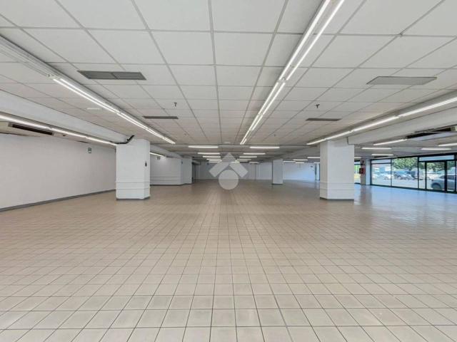 Locale Commerciale in affitto a Dorotina, Mozzo