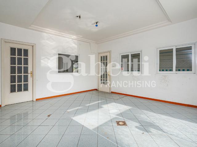 Locale Commerciale in affitto a Mugnano Di Napoli, Campania