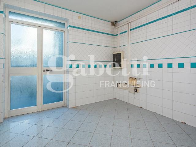 Locale Commerciale in affitto a Mugnano Di Napoli, Campania