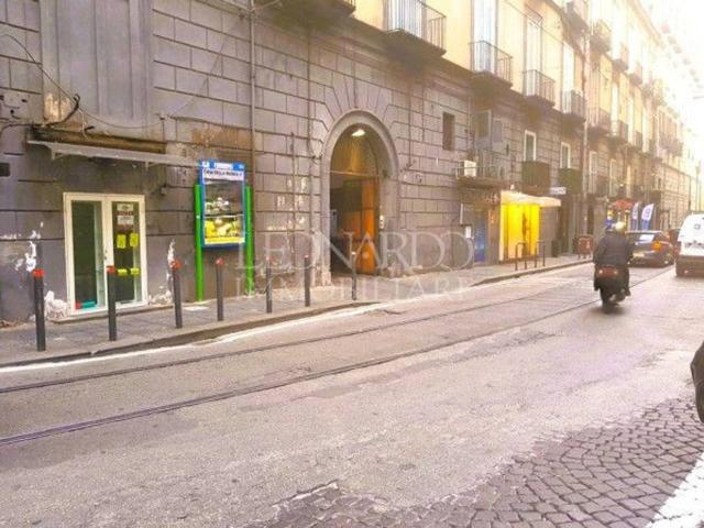 Locale Commerciale in affitto a Municipalità 1, Pizzofalcone