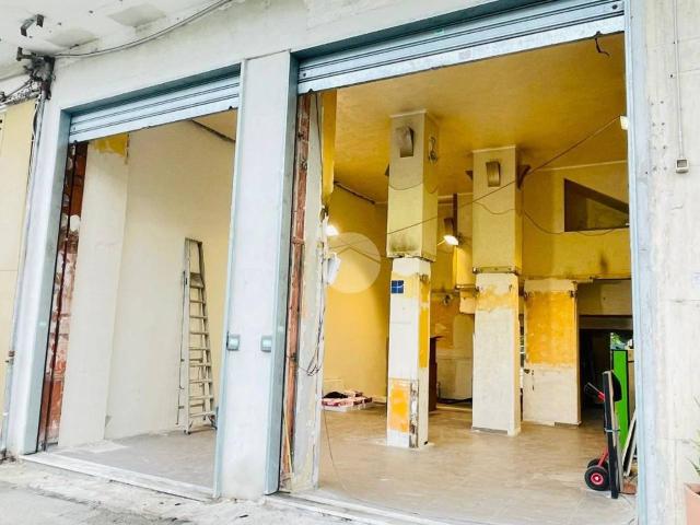 Locale Commerciale in affitto a Municipalità 10, Campania