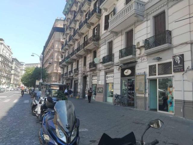 Locale Commerciale in affitto a Municipalità 1, Pizzofalcone