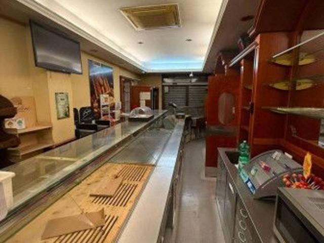 Locale Commerciale in affitto a Municipalità 10, Campania