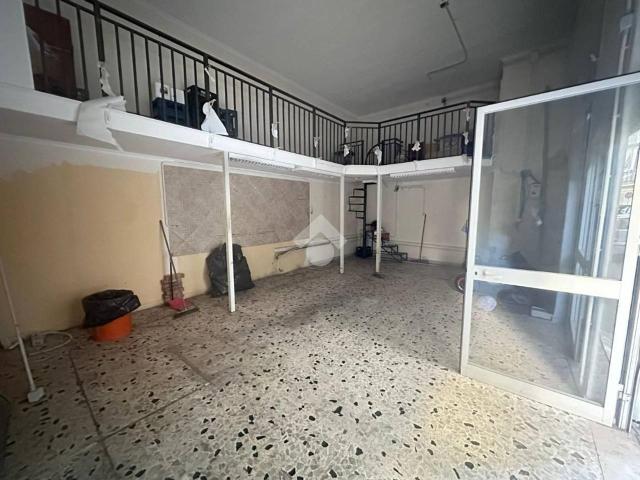 Locale Commerciale in affitto a Municipalità 7, Campania