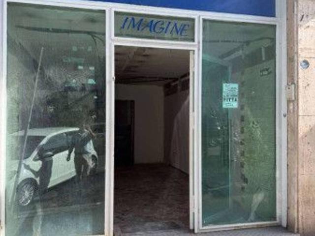 Locale Commerciale in affitto a Municipalità 1, Campania