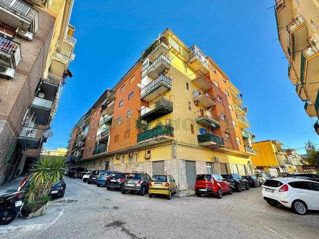Locale Commerciale in affitto a Municipalità 10, Campania