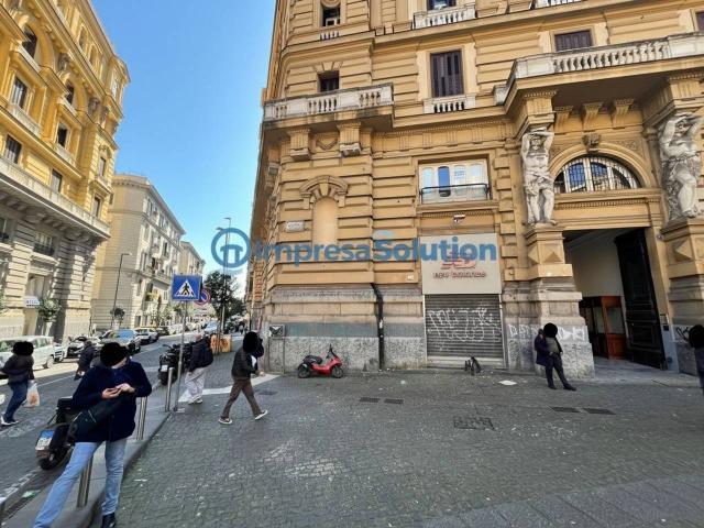 Locale Commerciale in affitto a Municipalità 2, Campania
