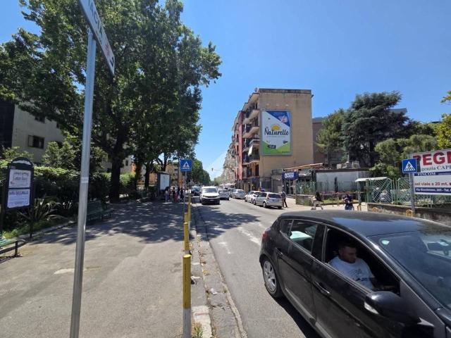 Locale Commerciale in affitto a Municipalità 9, Campania