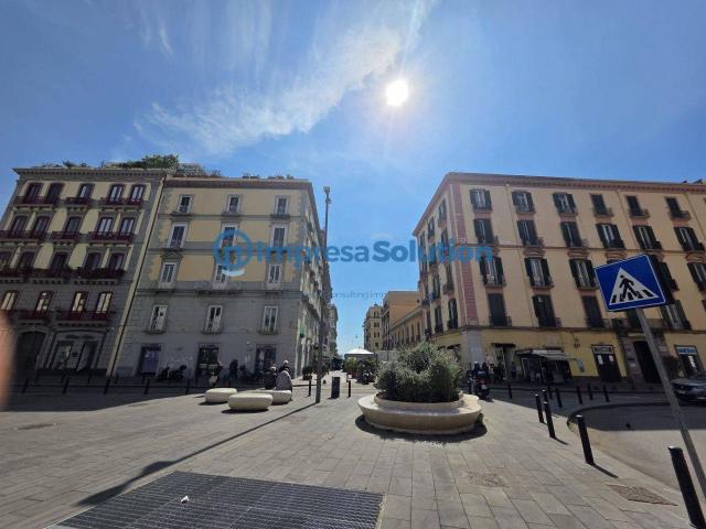 Locale Commerciale in affitto a Municipalità 1, Campania