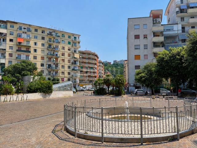 Locale Commerciale in affitto a Municipalità 10, Campania