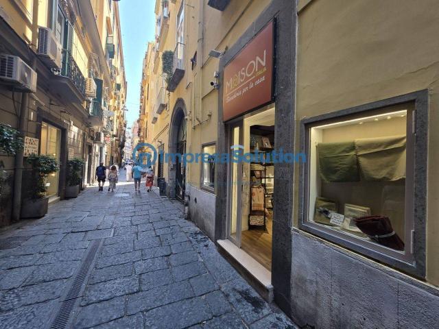 Locale Commerciale in affitto a Municipalità 1, Campania