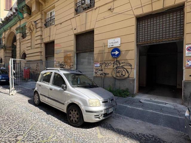 Locale Commerciale in affitto a Municipalità 2, Campania