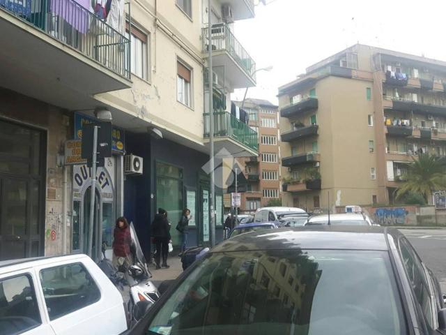 Locale Commerciale in affitto a Municipalità 10, Campania