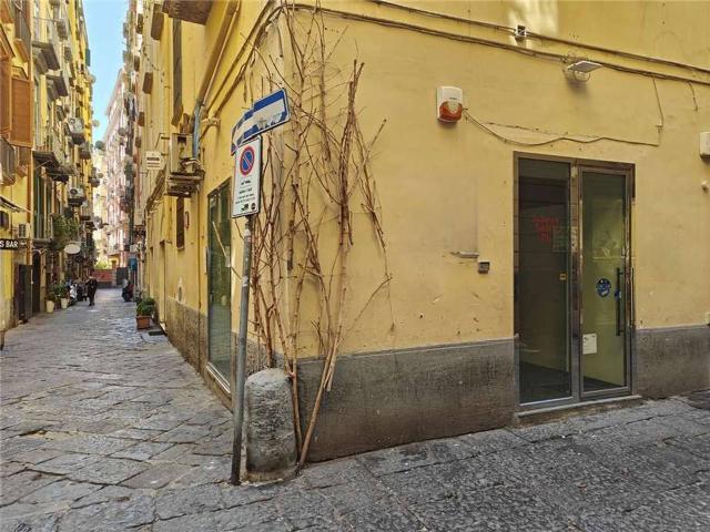 Locale Commerciale in affitto a Municipalità 1, Campania