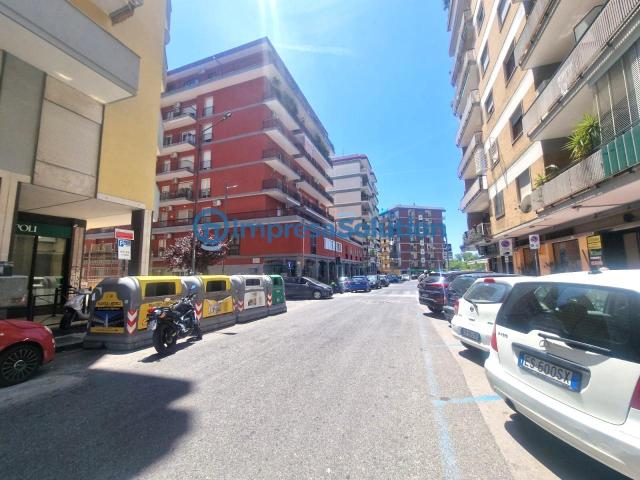 Locale Commerciale in affitto a Municipalità 5, Campania