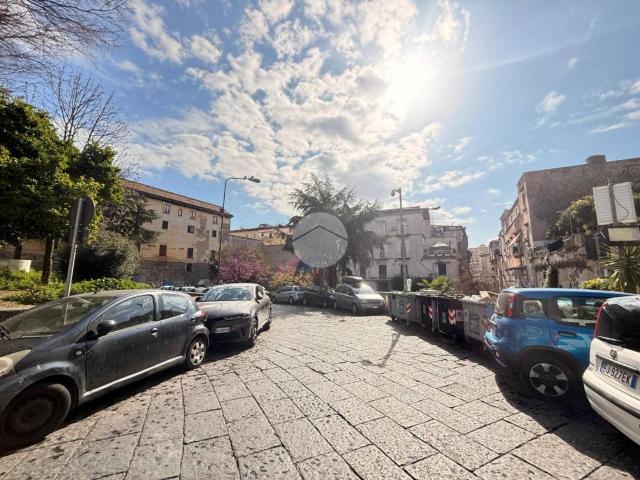 Locale Commerciale in affitto a Municipalità 3, Campania
