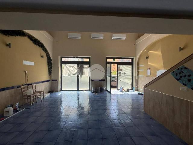 Locale Commerciale in affitto a Municipalità 10, Campania