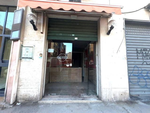 Locale Commerciale in affitto a Municipalità 10, Campania
