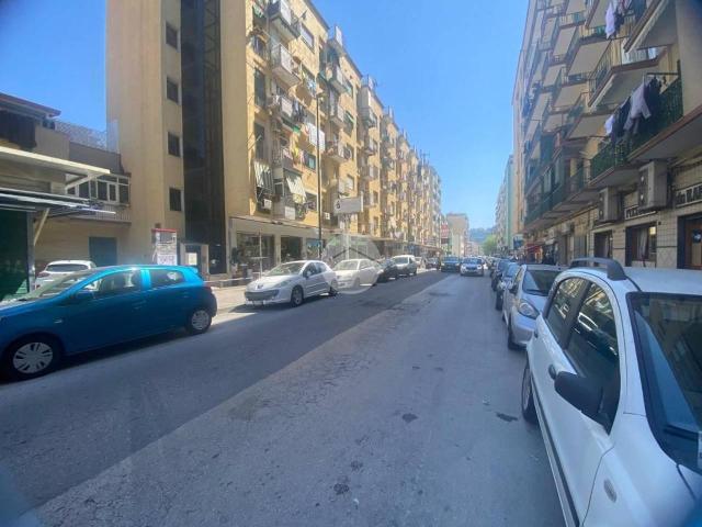 Locale Commerciale in affitto a Municipalità 10, Campania