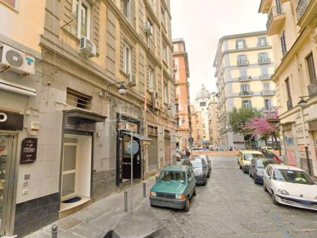 Locale Commerciale in affitto a Municipalità 2, Campania