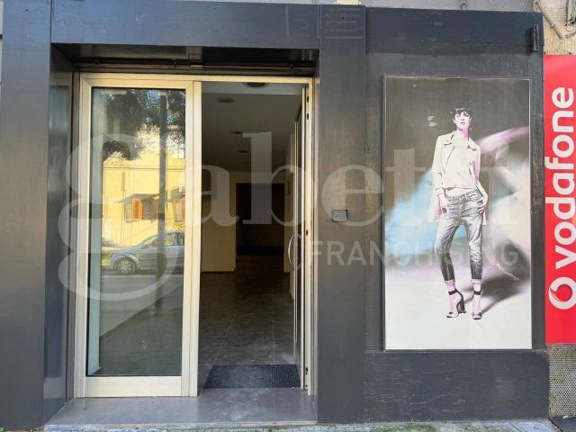 Locale Commerciale in affitto a Puglia, Lecce