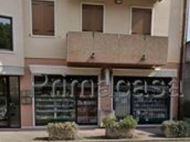 Locale Commerciale in affitto a Negrar, Veneto