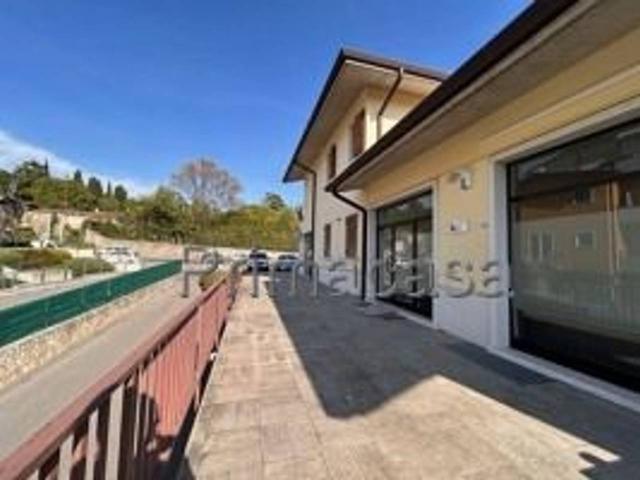 Locale Commerciale in affitto a Negrar, Veneto