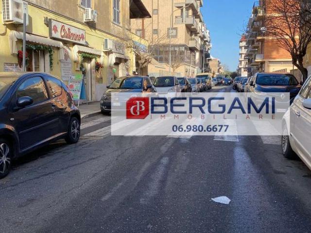 Locale Commerciale in affitto a Borgo Medievale, Roma Capitale