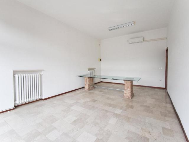 Locale Commerciale in affitto a Noceto, Reggio Emilia