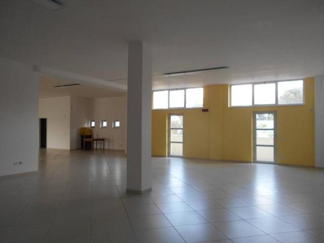 Locale Commerciale in affitto a Puglia, Bari