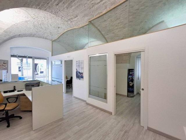 Locale Commerciale in affitto a Puglia, Bari