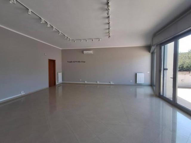 Locale Commerciale in affitto a Puglia, Bari