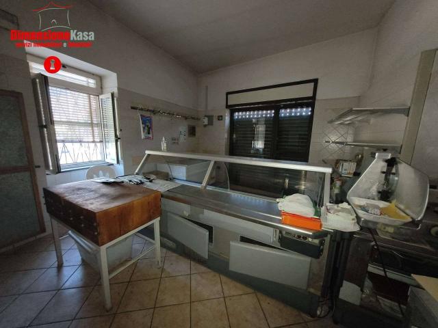 Locale Commerciale in affitto a San Felice A Cancello, Campania