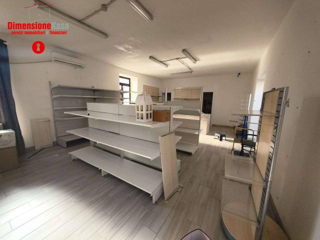 Locale Commerciale in affitto a San Felice A Cancello, Campania