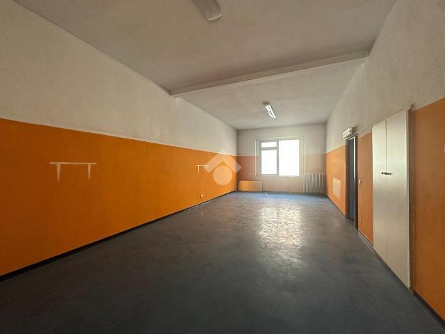 Locale Commerciale in affitto a Piemonte, Novara