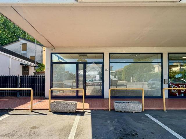 Locale Commerciale in affitto a Bassa Reggiana, Re