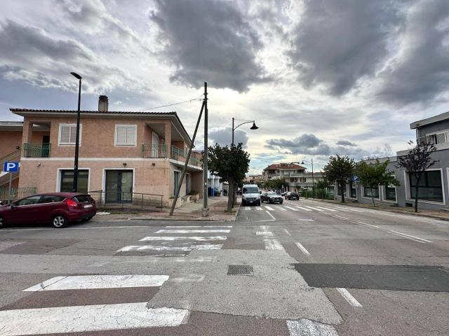 Locale Commerciale in affitto a San Pantaleo, Sardigna/Sardegna