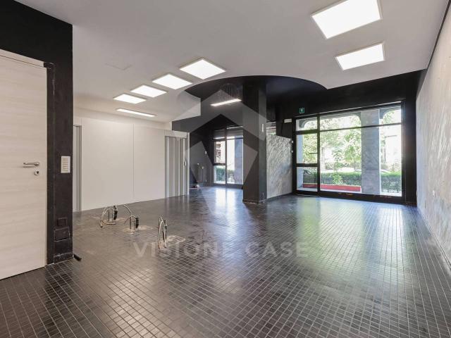 Locale Commerciale in affitto a Locate Triulzi, Lombardia