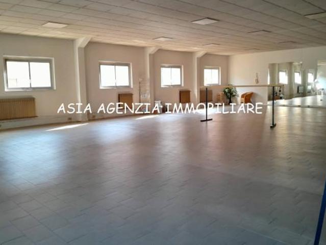 Locale Commerciale in affitto a Unione dei Comuni Bassa Bresciana Occidentale, Orzinuovi
