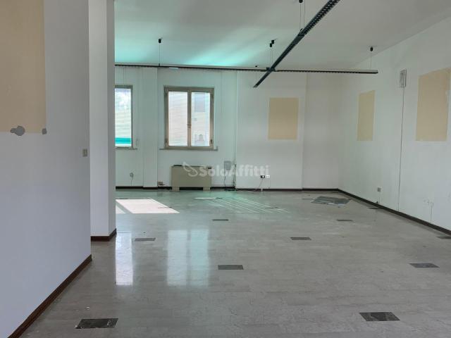 Locale Commerciale in affitto a Marche, Ancona