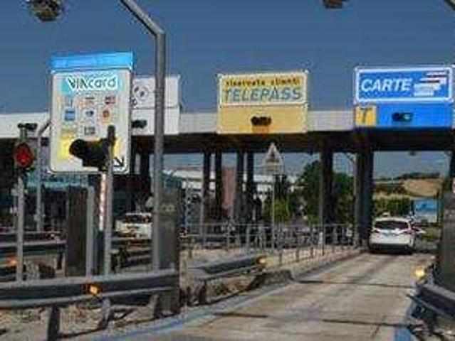 Locale Commerciale in affitto a Marche, Ancona