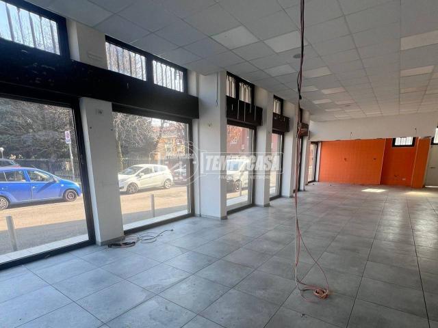 Locale Commerciale in affitto a Zona Omogenea Milano Nord, Paderno Dugnano