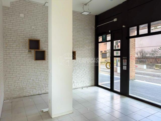 Locale Commerciale in affitto a Zona Omogenea Milano Nord, Paderno Dugnano