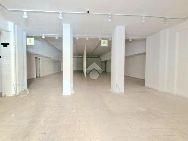 Locale Commerciale in affitto a III Circoscrizione, Palermo