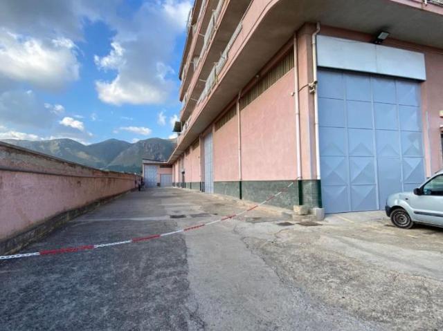 Locale Commerciale in affitto a II Circoscrizione, Palermo