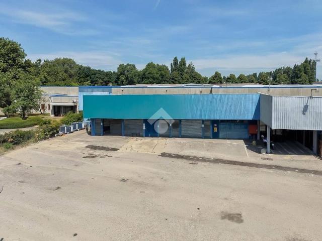 Locale Commerciale in affitto a Pantigliate, Lombardia