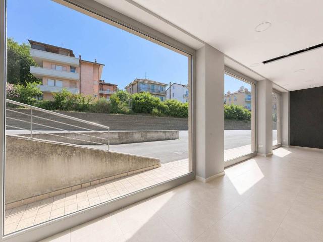 Locale Commerciale in affitto a Marche, Pesaro E Urbino