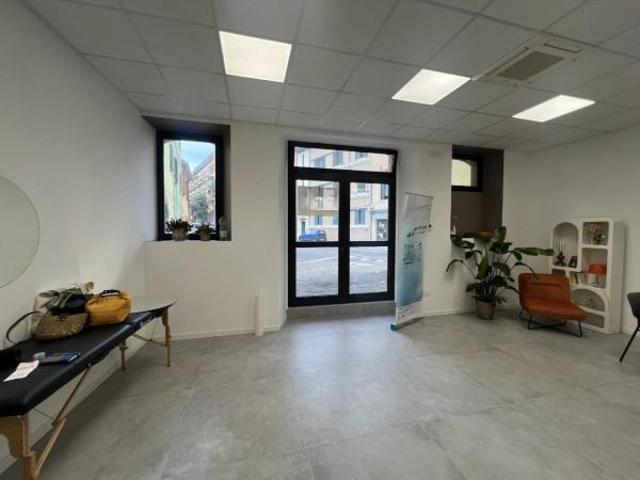 Locale Commerciale in affitto a Villa Fastiggi, Marche